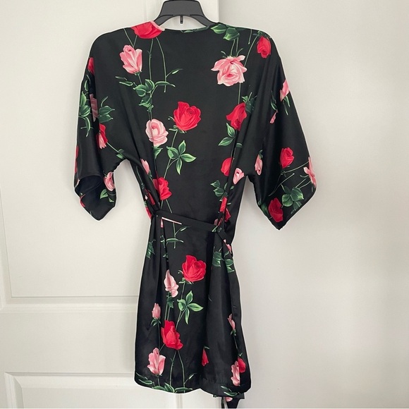 Secret Treasures Black Silky Robe with Red and Pink Roses Size M - Picture 2 of 8